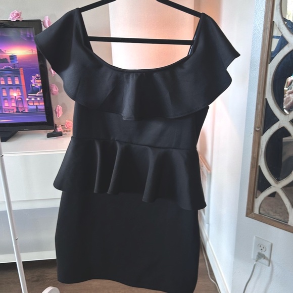 $15! Classic flounce shoulders peplum little black mini dress - Picture 1 of 4